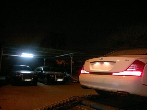 Maybach 62S về trong đêm với sự chào đón của cặp đôi Rolls-Royce Ghost.